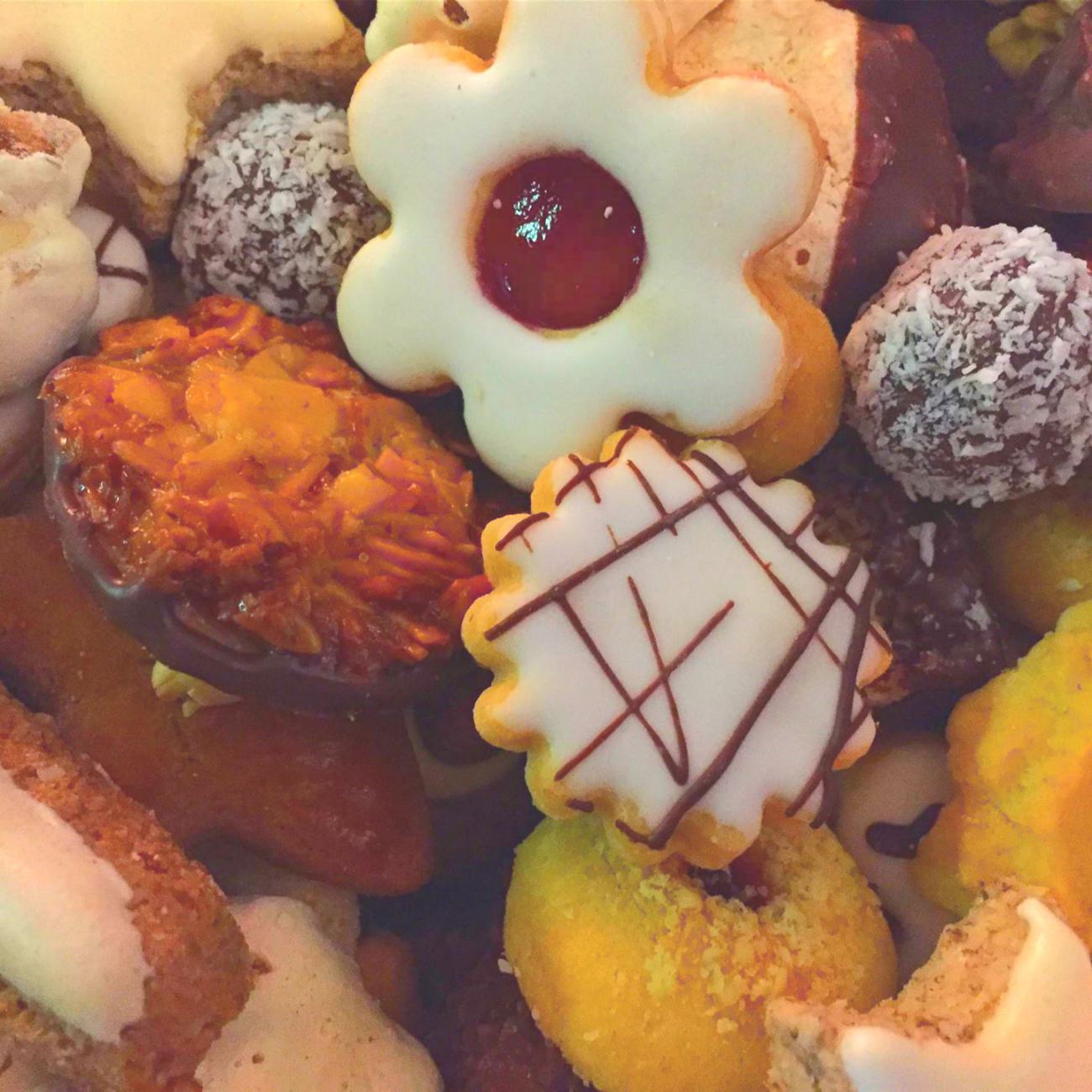 Nahaufnahme einer großen Auswahl verschiedener Kuchen, Kekse und süßer Backwaren.