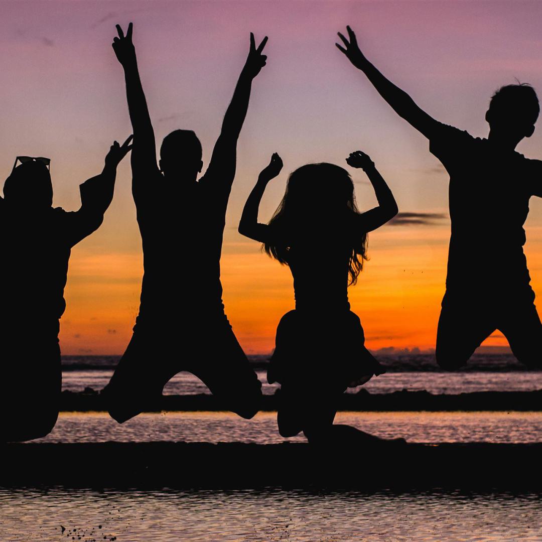 Silhouette Der Springenden Menschen